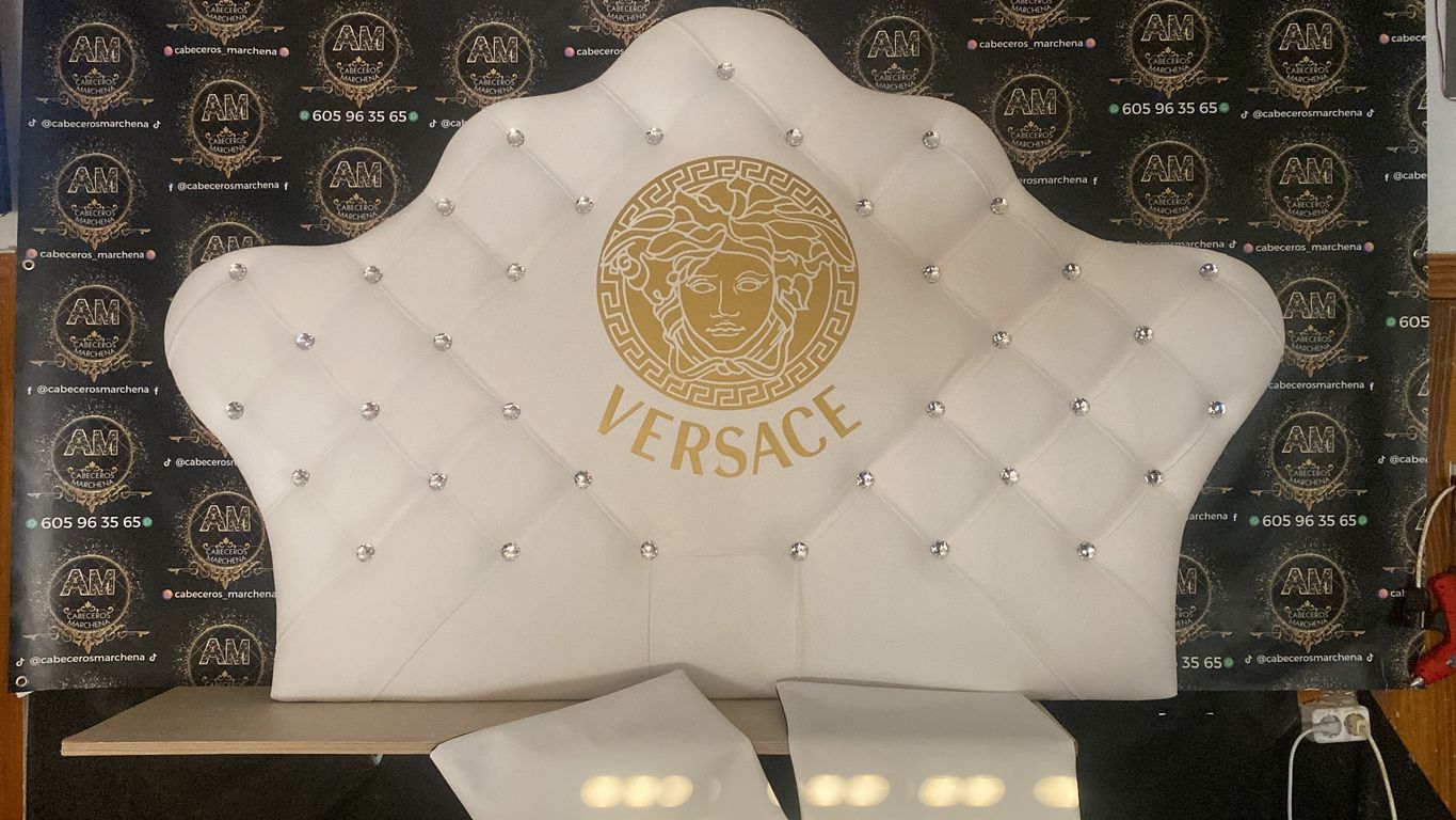 Cabecero de cama personalizado con letrero de lujo, estilo elegante y materiales de alta calidad