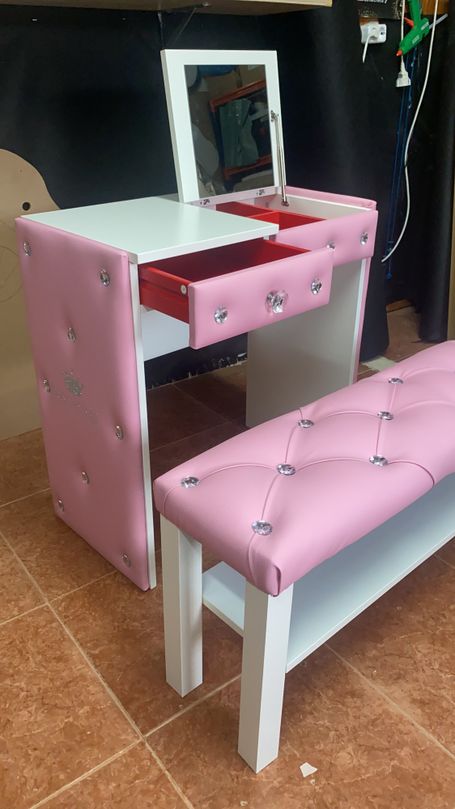 Mesita de noche de diseño elegante y funcional